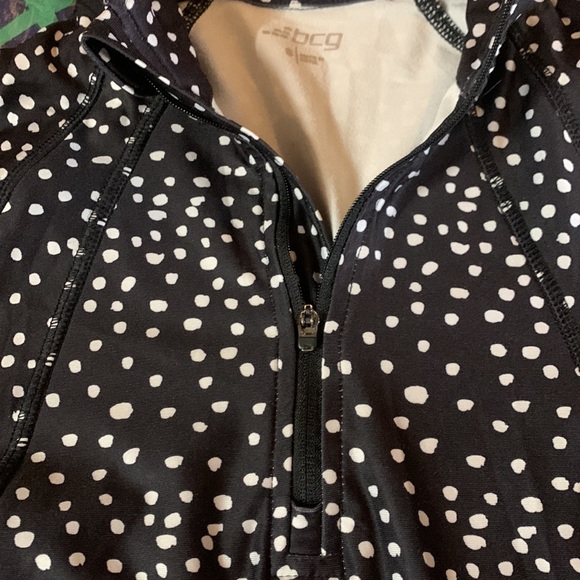 Bcg athletic top. Upper zip. Small side pocket small - Picture 4 of 9